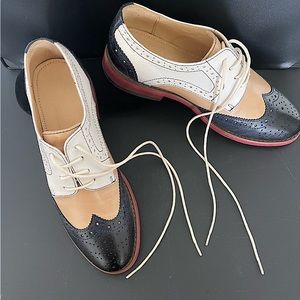 Womans flat tie- up Winged tips shoes